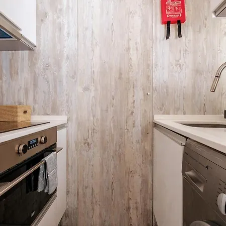 Citadel Crest First Floor アパート